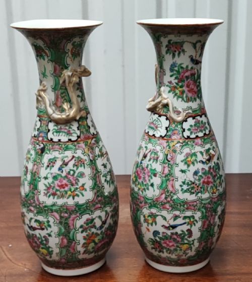 AN ANTIQUE PAIR OF CHINESE FAMILLE ROSE VASES - ADDITIONAL PHOTO 5