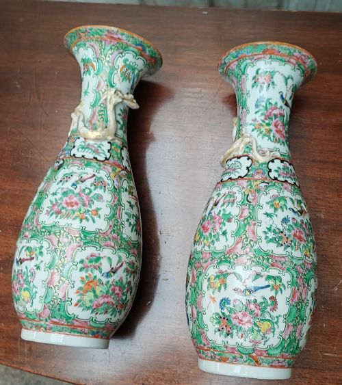 AN ANTIQUE PAIR OF CHINESE FAMILLE ROSE VASES - ADDITIONAL PHOTO 8