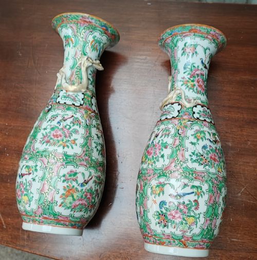 AN ANTIQUE PAIR OF CHINESE FAMILLE ROSE VASES - ADDITIONAL PHOTO 10