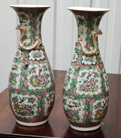 AN ANTIQUE PAIR OF CHINESE FAMILLE ROSE VASES - ADDITIONAL PHOTO 11