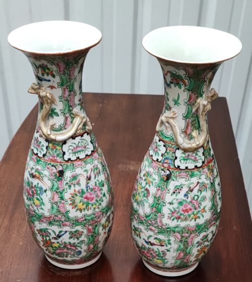 AN ANTIQUE PAIR OF CHINESE FAMILLE ROSE VASES - ADDITIONAL PHOTO 13