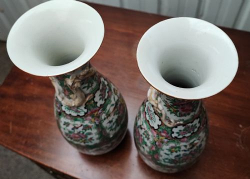 AN ANTIQUE PAIR OF CHINESE FAMILLE ROSE VASES - ADDITIONAL PHOTO 14