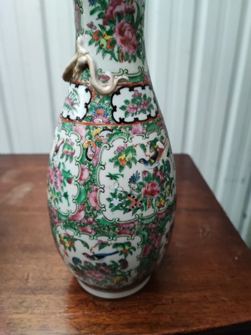 AN ANTIQUE PAIR OF CHINESE FAMILLE ROSE VASES - ADDITIONAL PHOTO 15