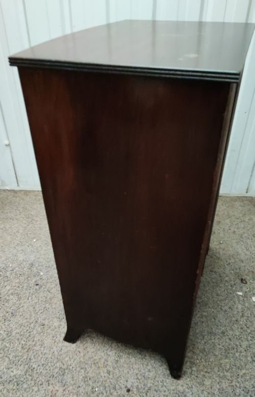 AN ANTIQUE MAHOGANY BOW FRONT CHEST OF DRAWERS - ADDITIONAL PHOTO 1
