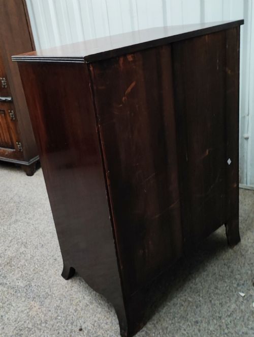 AN ANTIQUE MAHOGANY BOW FRONT CHEST OF DRAWERS - ADDITIONAL PHOTO 4