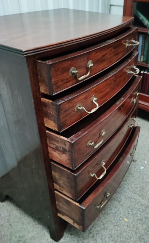 AN ANTIQUE MAHOGANY BOW FRONT CHEST OF DRAWERS - ADDITIONAL PHOTO 5