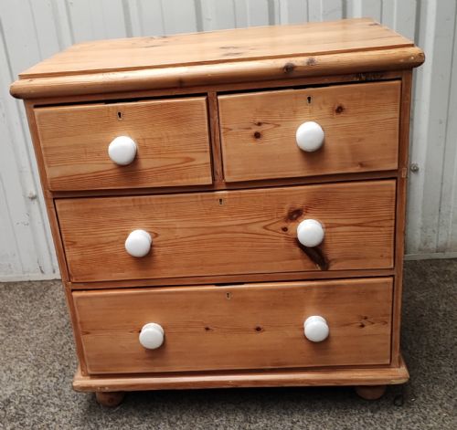 a victorian pine chest of drawers - CATEGORY: ANTIQUE CHEST OF DRAWERS - DATED VICTORIAN