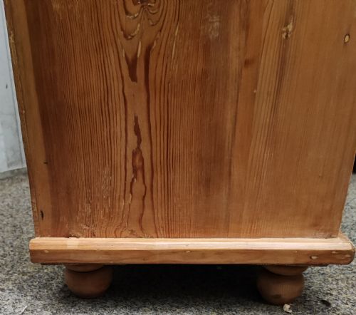 A VICTORIAN PINE CHEST OF DRAWERS - ADDITIONAL PHOTO 2