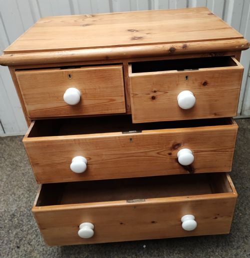 A VICTORIAN PINE CHEST OF DRAWERS - ADDITIONAL PHOTO 4
