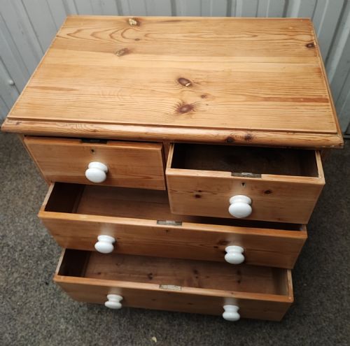 A VICTORIAN PINE CHEST OF DRAWERS - ADDITIONAL PHOTO 9