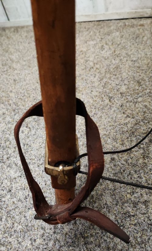 A GOOD AND LARGE ANTIQUE BRASS TELESCOPE ON ORIGINAL TRIPOD STAND - ADDITIONAL PHOTO 1