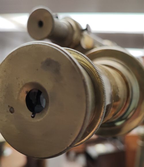 A GOOD AND LARGE ANTIQUE BRASS TELESCOPE ON ORIGINAL TRIPOD STAND - ADDITIONAL PHOTO 2