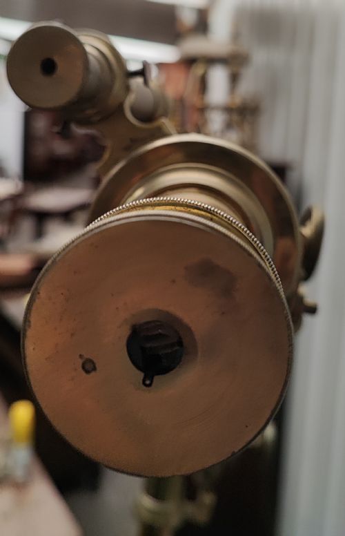 A GOOD AND LARGE ANTIQUE BRASS TELESCOPE ON ORIGINAL TRIPOD STAND - ADDITIONAL PHOTO 3