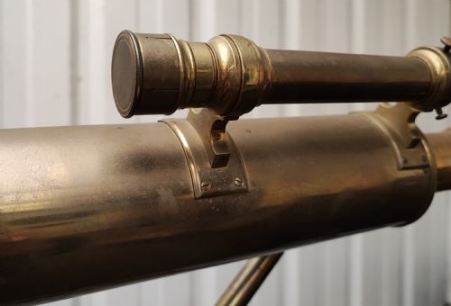 A GOOD AND LARGE ANTIQUE BRASS TELESCOPE ON ORIGINAL TRIPOD STAND - ADDITIONAL PHOTO 7