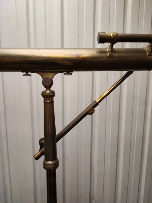 A GOOD AND LARGE ANTIQUE BRASS TELESCOPE ON ORIGINAL TRIPOD STAND - ADDITIONAL PHOTO 8
