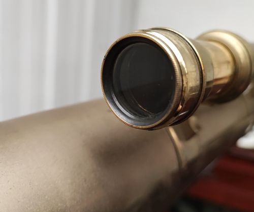 A GOOD AND LARGE ANTIQUE BRASS TELESCOPE ON ORIGINAL TRIPOD STAND - ADDITIONAL PHOTO 15