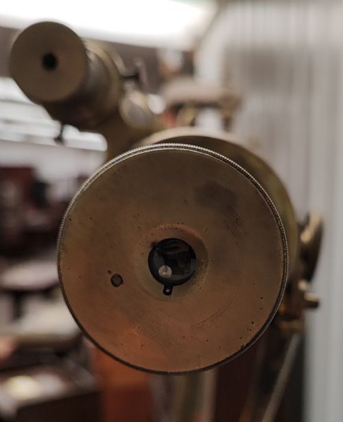 A GOOD AND LARGE ANTIQUE BRASS TELESCOPE ON ORIGINAL TRIPOD STAND - ADDITIONAL PHOTO 18