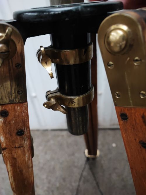 A GOOD AND LARGE ANTIQUE BRASS TELESCOPE ON ORIGINAL TRIPOD STAND - ADDITIONAL PHOTO 22