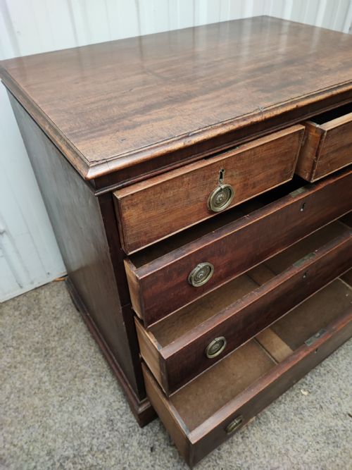 QUALITY SMALL GEORGIAN MAHOGANY CHEST OF DRAWERS - ADDITIONAL PHOTO 4