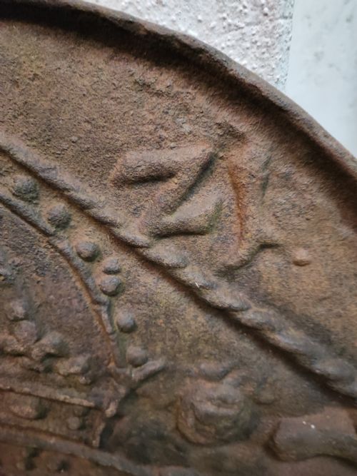 ANTIQUE CAST IRON ROYAL MILITARY CRESTED FIRE BACK - ADDITIONAL PHOTO 6