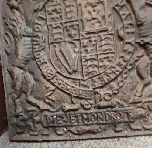 ANTIQUE CAST IRON ROYAL MILITARY CRESTED FIRE BACK - ADDITIONAL PHOTO 9