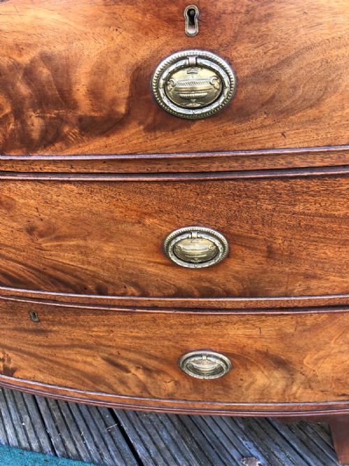 A QUALITY GEORGE III MAHOGANY BOW FRONT CHEST - ADDITIONAL PHOTO 5
