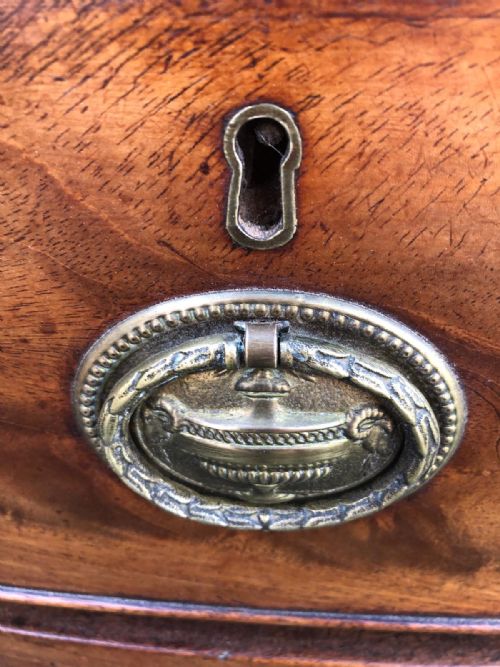 A QUALITY GEORGE III MAHOGANY BOW FRONT CHEST - ADDITIONAL PHOTO 7