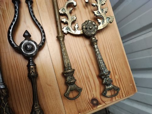 A REGENCY BRASS AND STEEL COLLECTION OF FIRE IRONS - ADDITIONAL PHOTO 3