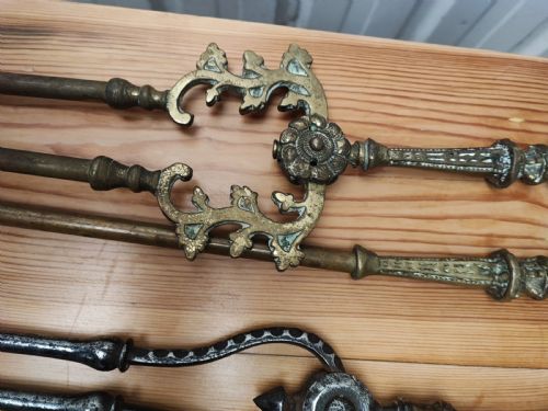 A REGENCY BRASS AND STEEL COLLECTION OF FIRE IRONS - ADDITIONAL PHOTO 4