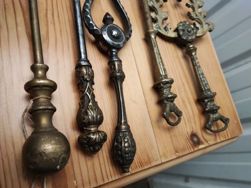 A REGENCY BRASS AND STEEL COLLECTION OF FIRE IRONS - ADDITIONAL PHOTO 6