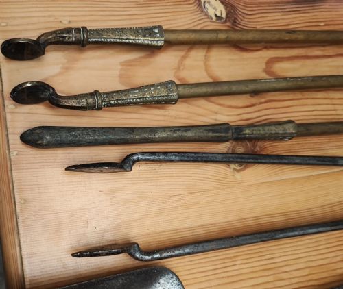 A REGENCY BRASS AND STEEL COLLECTION OF FIRE IRONS - ADDITIONAL PHOTO 10