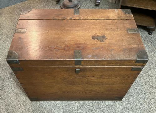 a quality antique oak and brass bound trunk - CATEGORY: ANTIQUE CHESTS - DATED 19TH CENTURY