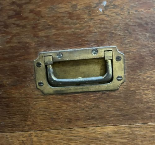 A QUALITY ANTIQUE OAK AND BRASS BOUND TRUNK - ADDITIONAL PHOTO 2