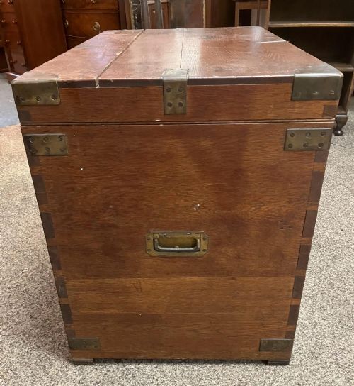 A QUALITY ANTIQUE OAK AND BRASS BOUND TRUNK - ADDITIONAL PHOTO 3