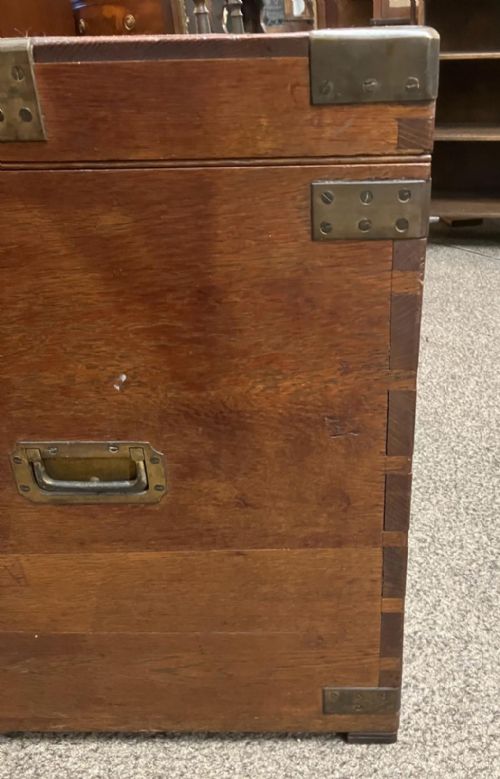 A QUALITY ANTIQUE OAK AND BRASS BOUND TRUNK - ADDITIONAL PHOTO 5