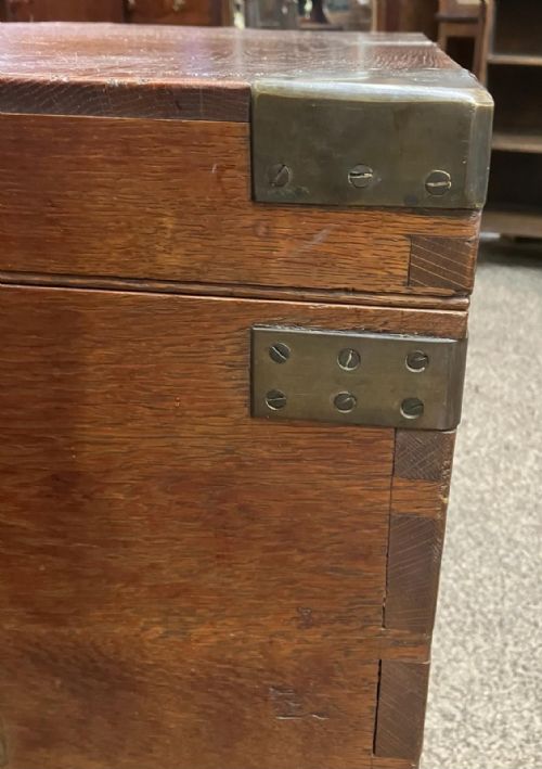 A QUALITY ANTIQUE OAK AND BRASS BOUND TRUNK - ADDITIONAL PHOTO 7
