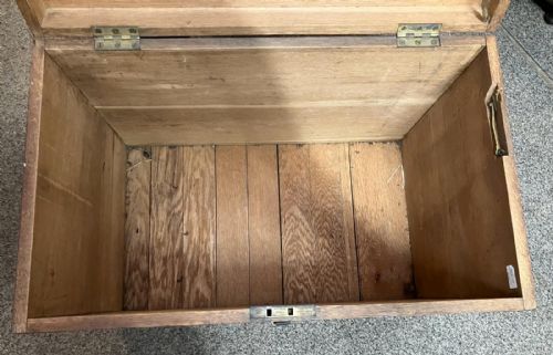 A QUALITY ANTIQUE OAK AND BRASS BOUND TRUNK - ADDITIONAL PHOTO 8