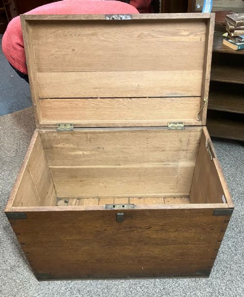 A QUALITY ANTIQUE OAK AND BRASS BOUND TRUNK - ADDITIONAL PHOTO 9