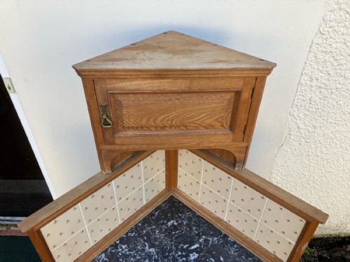 AN UNUSUAL ANTIQUE ART'S AND CRAFTS CORNER WASH STAND - ADDITIONAL PHOTO 2