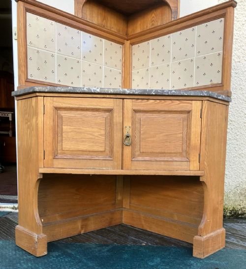 AN UNUSUAL ANTIQUE ART'S AND CRAFTS CORNER WASH STAND - ADDITIONAL PHOTO 4