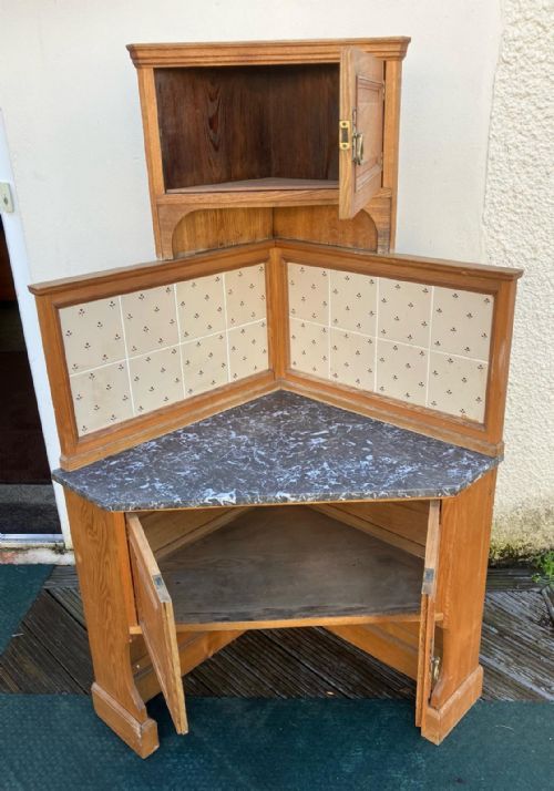 AN UNUSUAL ANTIQUE ART'S AND CRAFTS CORNER WASH STAND - ADDITIONAL PHOTO 5