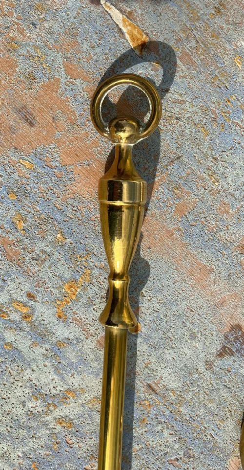 A QUALITY ANTIQUE SET OF BRASS FIRE IRONS - ADDITIONAL PHOTO 1