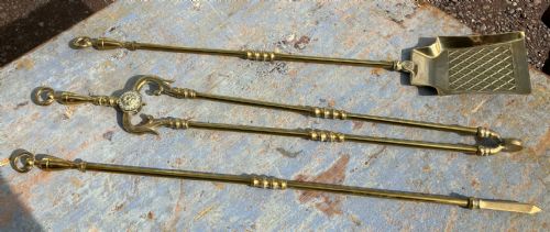 A QUALITY ANTIQUE SET OF BRASS FIRE IRONS - ADDITIONAL PHOTO 2