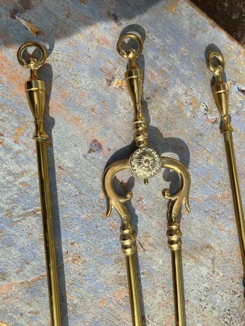 A QUALITY ANTIQUE SET OF BRASS FIRE IRONS - ADDITIONAL PHOTO 3