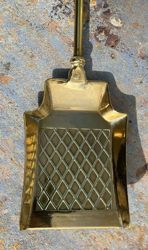 A QUALITY ANTIQUE SET OF BRASS FIRE IRONS - ADDITIONAL PHOTO 4