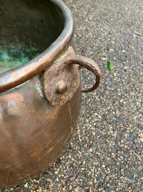 AN ANTIQUE OVAL COPPER CAULDRON PLANTER - ADDITIONAL PHOTO 3