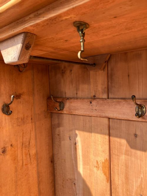 A VICTORIAN PINE 2 DOOR WARDROBE OR PANTRY CUPBOARD - ADDITIONAL PHOTO 5