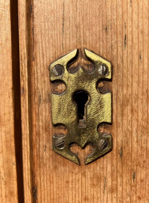 A VICTORIAN PINE 2 DOOR WARDROBE OR PANTRY CUPBOARD - ADDITIONAL PHOTO 7