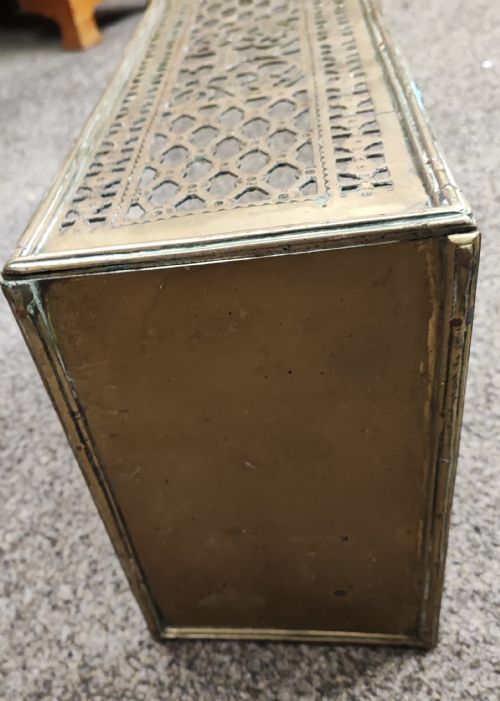 FINE REGENCY BRASS FENDER OF LARGE SIZE - ADDITIONAL PHOTO 1