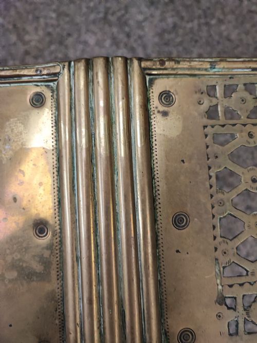 FINE REGENCY BRASS FENDER OF LARGE SIZE - ADDITIONAL PHOTO 3